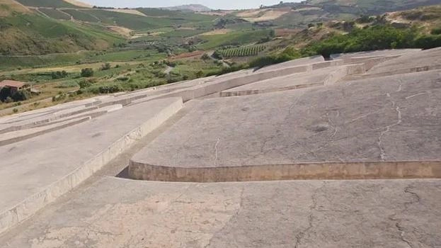 Il ’Grande Cretto’ che Burri realizzò sulle macerie del terremoto di Gibellina e, qui sotto, l’incontro negli ex Seccatoi del Tabacco Il ’Grande Cretto’ che Burri realizzò sulle macerie del terremoto di Gibellina e, qui sotto, l’incontro negli ex Seccatoi del Tabacco