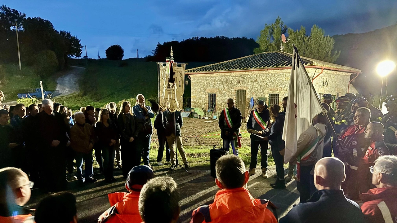 Il lutto cittadino celebrato nel casolare dove nonna e nipote sono stati strappati dalla violenza dell’acqua. Il sindaco ha letto letto il messaggio dei turisti: "Ringraziamo chi ha prestato soccorso". Il lutto cittadino celebrato nel casolare dove nonna e nipote sono stati strappati dalla violenza dell’acqua. Il sindaco ha letto letto il messaggio dei turisti: "Ringraziamo chi ha prestato soccorso".