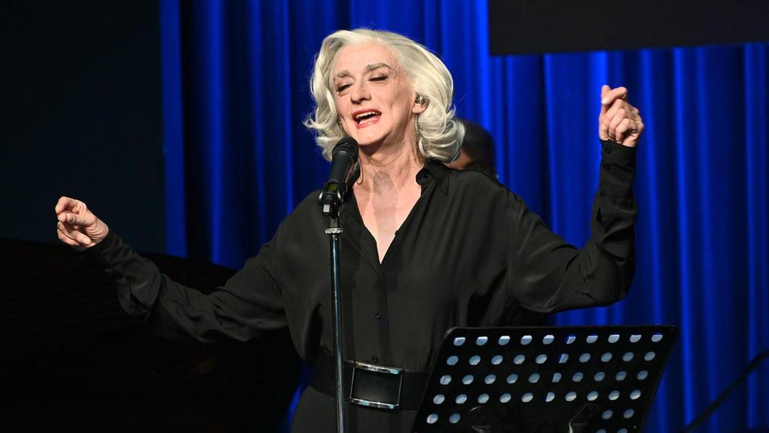 https://www.lanazione.it/image-service/view/acePublic/alias/contentid/NjUwZTc5ODItYTI5OC00/0/festival-varchi-destate-si-presenta-sul-palco-salira-anche-drusilla-foer.jpeg?f=16:9&w=1200&h=630