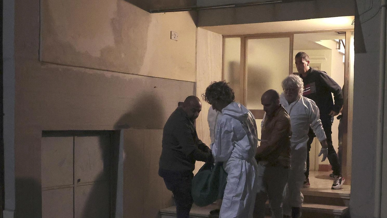 Il corpo dell’anziana viene portato via dopo gli accertamenti medico-legali Il corpo dell’anziana viene portato via dopo gli accertamenti medico-legali