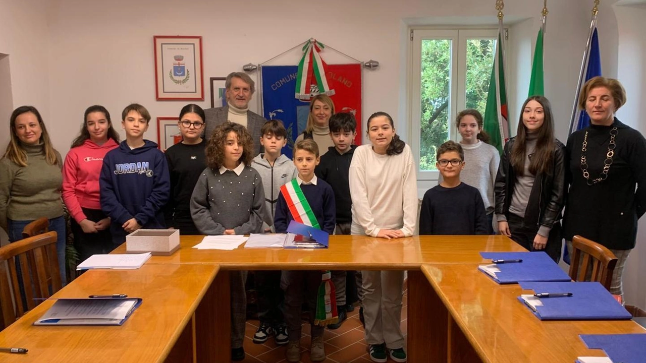 I nuovi membri del consiglio comunale dei ragazzi nel corso della riunione di. insediamento, assieme ai rappresentanti dell’amministrazione. di Bolano I nuovi membri del consiglio comunale dei ragazzi nel corso della riunione di. insediamento, assieme ai rappresentanti dell’amministrazione. di Bolano