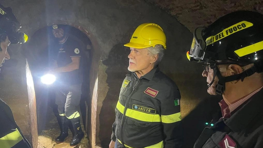 Il rettore della Fraternita dei Laici di Arezzo, Pier Luigi Rossi, propone un progetto ambizioso per aprire l'acquedotto Vasariano ai turisti, dopo aver verificato la sua sicurezza con una delegazione comunale. Il rettore della Fraternita dei Laici di Arezzo, Pier Luigi Rossi, propone un progetto ambizioso per aprire l'acquedotto Vasariano ai turisti, dopo aver verificato la sua sicurezza con una delegazione comunale.
