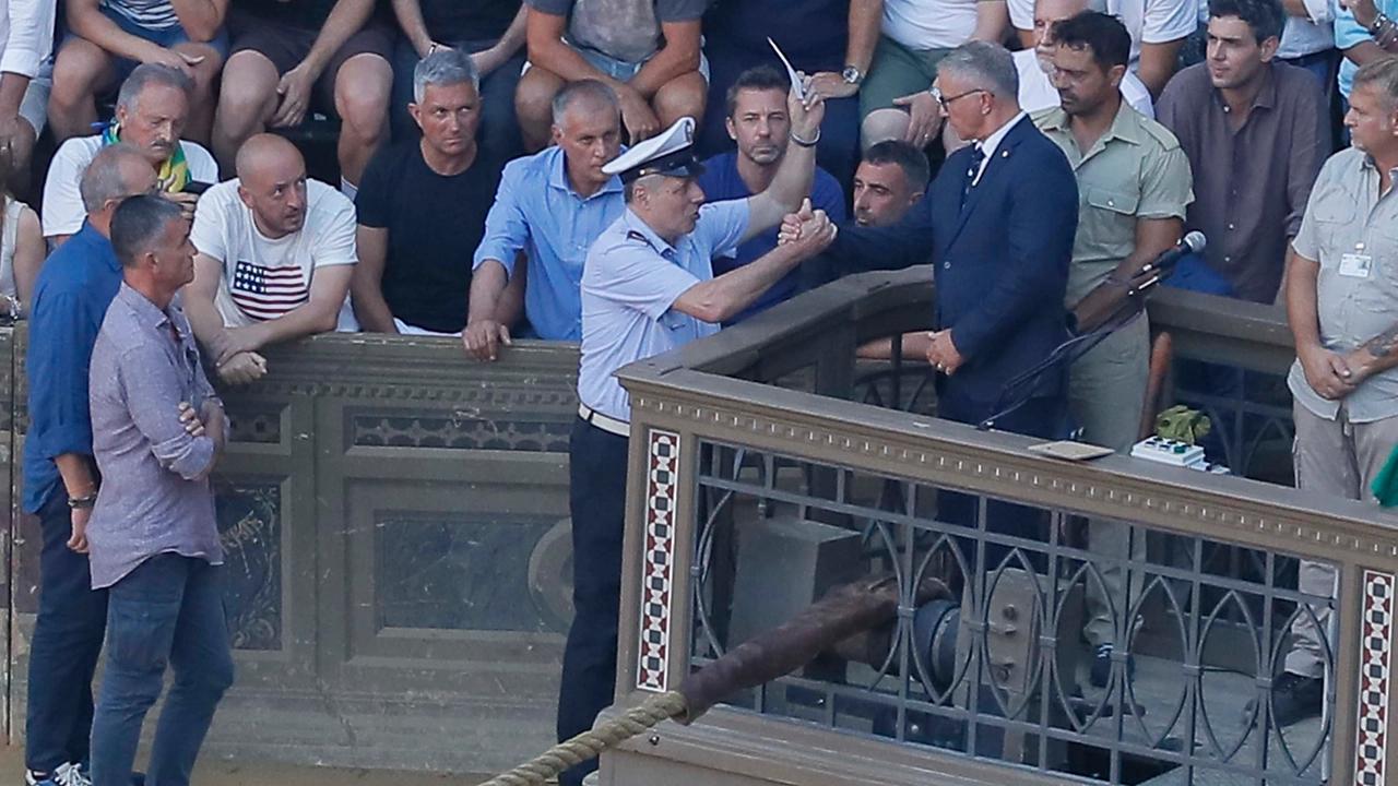 La consegna della busta con l'ordine alla mossa a Bircolotti (Foto Lazzeroni) La consegna della busta con l'ordine alla mossa a Bircolotti (Foto Lazzeroni)