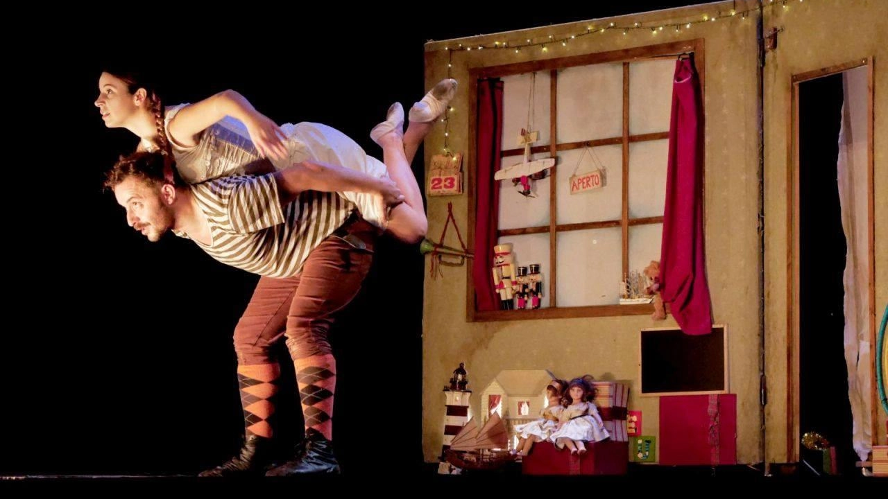 Una scena dello spettacolo ’La bottega dei giocattoli’, che domani sarà portato sul palco del Teatro del Popolo di Castelfiorentino per la rassegna «Stasera Pago Io» Una scena dello spettacolo ’La bottega dei giocattoli’, che domani sarà portato sul palco del Teatro del Popolo di Castelfiorentino per la rassegna «Stasera Pago Io»
