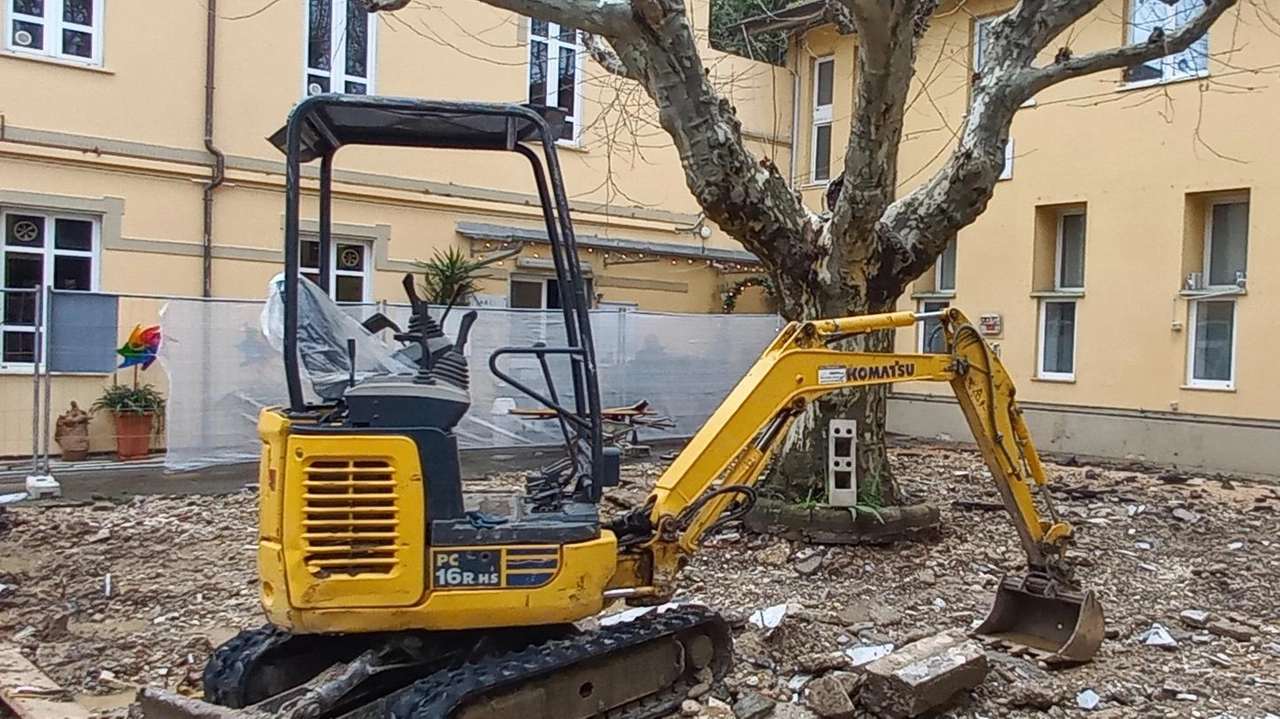 È partita la riqualificazione della piazzetta interna della Croce Verde, alla sede di via Capriglia. Gli escavatori sono entrati in... È partita la riqualificazione della piazzetta interna della Croce Verde, alla sede di via Capriglia. Gli escavatori sono entrati in...
