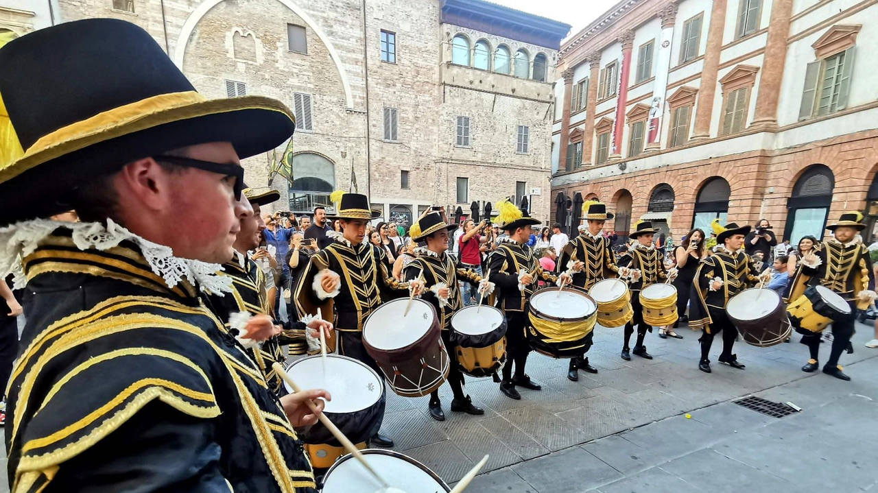 FOLIGNO Torna stasera la tanto attesa “Gara dei Tamburini“. Sarà l’occasione per vedere i gruppi dei dieci Rioni e quello... FOLIGNO Torna stasera la tanto attesa “Gara dei Tamburini“. Sarà l’occasione per vedere i gruppi dei dieci Rioni e quello...