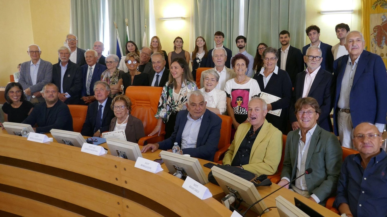 Festeggiati i neo-iscritti e i dottori a mezzo secolo dall’inizio della professione . Festeggiati i neo-iscritti e i dottori a mezzo secolo dall’inizio della professione .