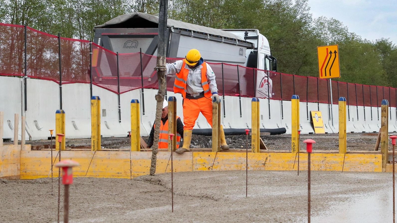 Un cantiere aperto in autostrada (foto di repertorio) Un cantiere aperto in autostrada (foto di repertorio)