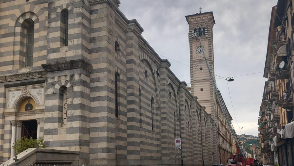Un fulmine colpisce il campanile. Danni a Nostra Signora della Neve