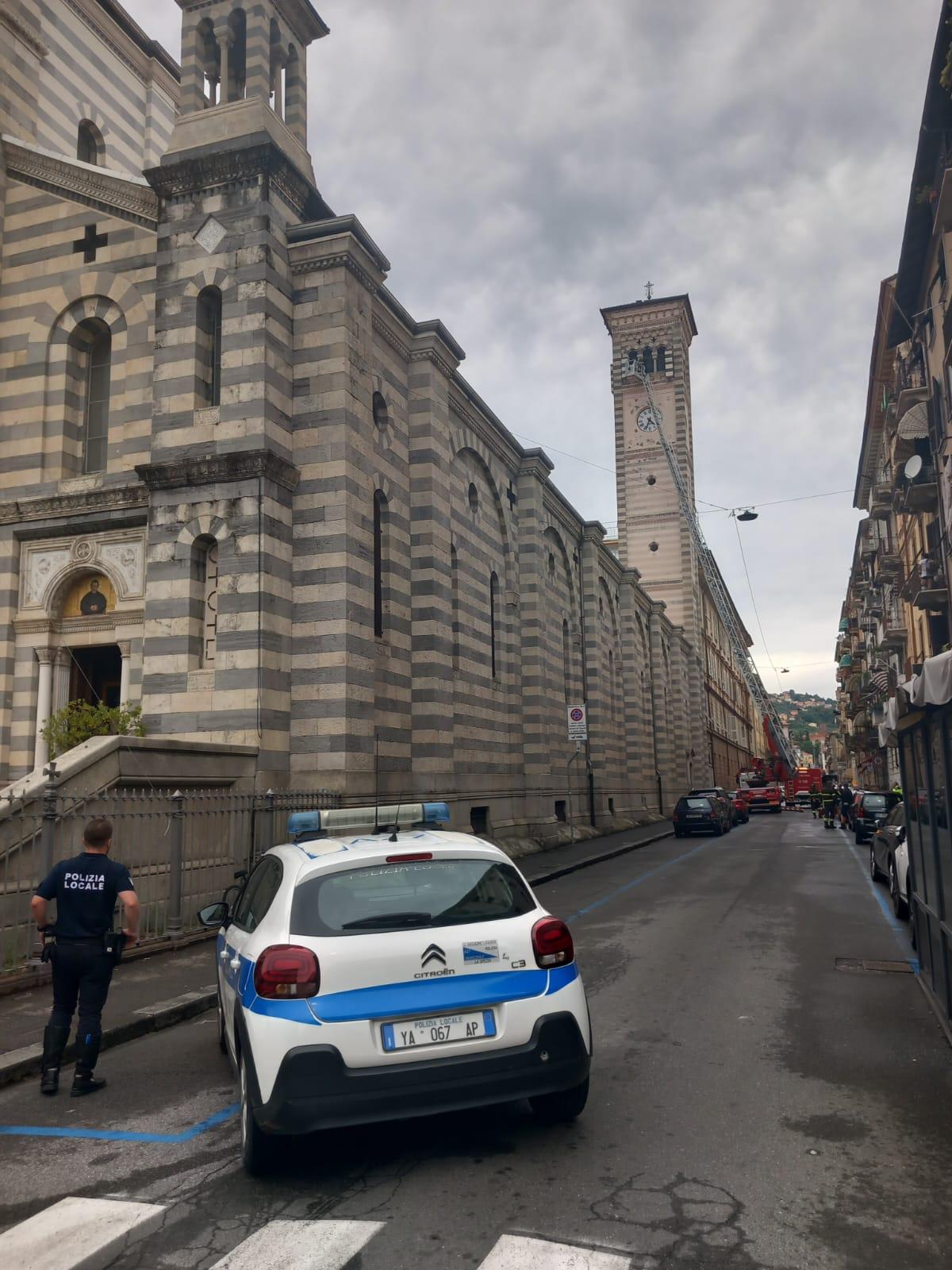Un fulmine colpisce il campanile. Danni a Nostra Signora della Neve