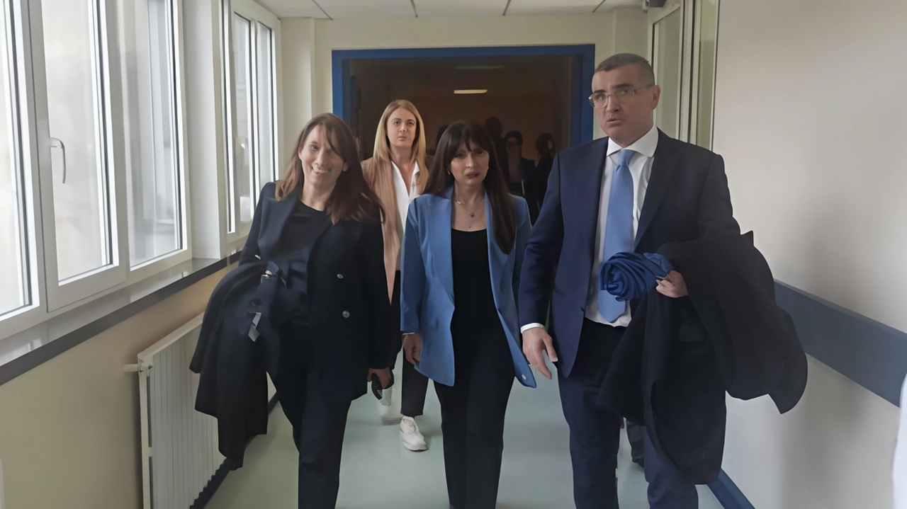 La presidente Stefania Proietti e la direttrice Daniela Donetti in visita all’ospedale