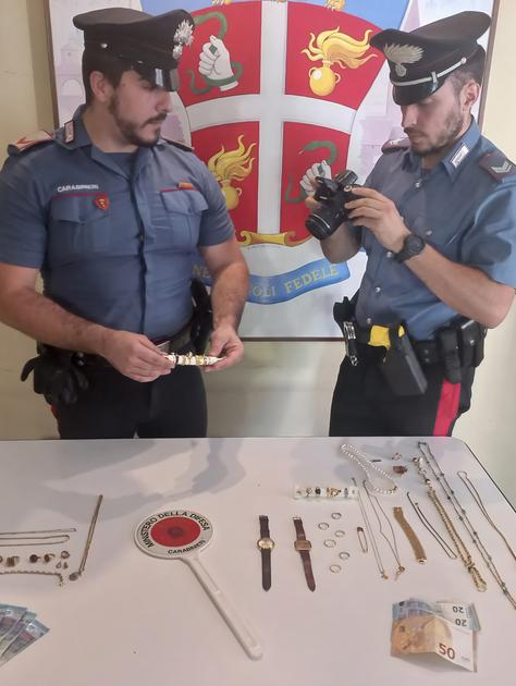 Truffa del falso carabiniere. Arrestate dopo la fuga: recuperati 45mila euro