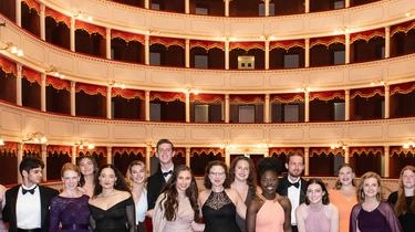 Tra spettacolo e canto la rassegna Opere Seme nel chiostro del palazzo comunale Tra spettacolo e canto la rassegna Opere Seme nel chiostro del palazzo comunale