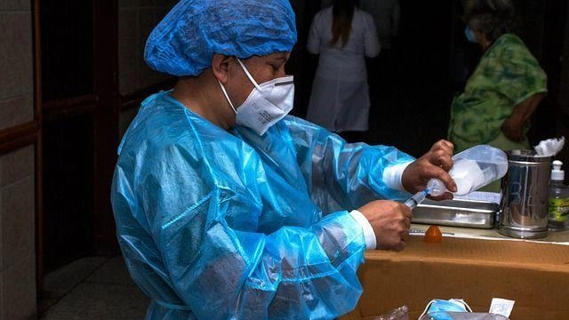 Dopo il decesso. dell’uomo di 42 anni c’è stata la denuncia e sono scattate le indagini e gli avvisi. di garanzia per consentire agli indagati di difendersi Dopo il decesso. dell’uomo di 42 anni c’è stata la denuncia e sono scattate le indagini e gli avvisi. di garanzia per consentire agli indagati di difendersi