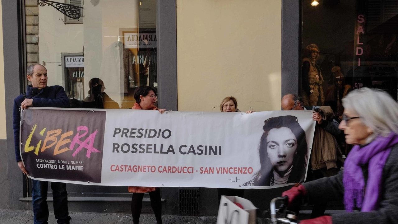 Una manifestazione in ricordo di Rossella Casini sotto la casa dove ha vissuto, in borgo La Croce