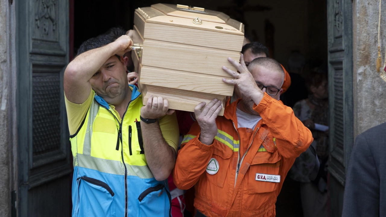 Il funerale di Sandro Banchellini, volontario della Croce Rossa morto dopo un incidente in Fi-Pi-Li: "Piccola stella sempre con noi" . Il funerale di Sandro Banchellini, volontario della Croce Rossa morto dopo un incidente in Fi-Pi-Li: "Piccola stella sempre con noi" .