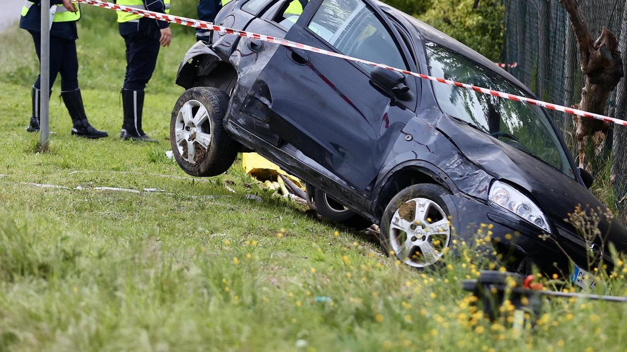 L’auto uscita di strada in via Pisana e i rilievi della municipale (. Gasperini/Germogli
