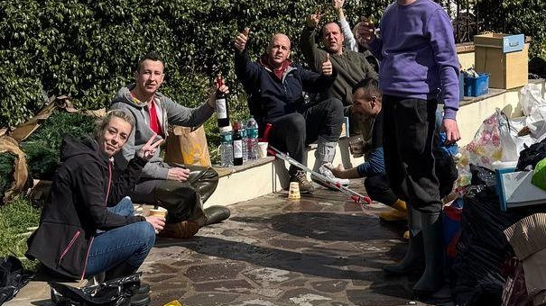 Alcuni dei residenti di via de Gasperi, la parte di Campi che ’guarda’ Sesto. Questa parte è finita sott’acqua per tre volte in un anno e mezzo