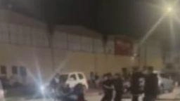 Un momento dell’aggressione che è andata in scena tra sabato e ieri in via Legnago, vicino al locale Faq