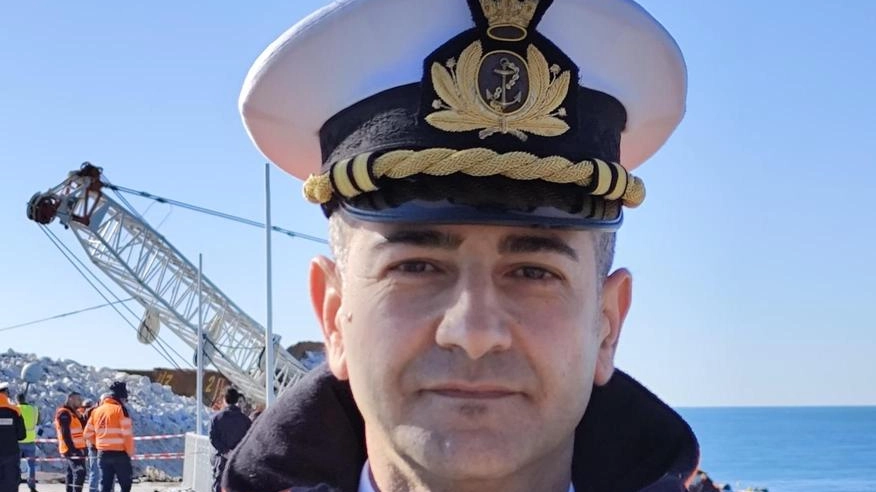 La rimozione della nave Guang Rong incagliata a Marina di Massa è incerta. La Capitaneria di Porto lavora per garantire la sicurezza.