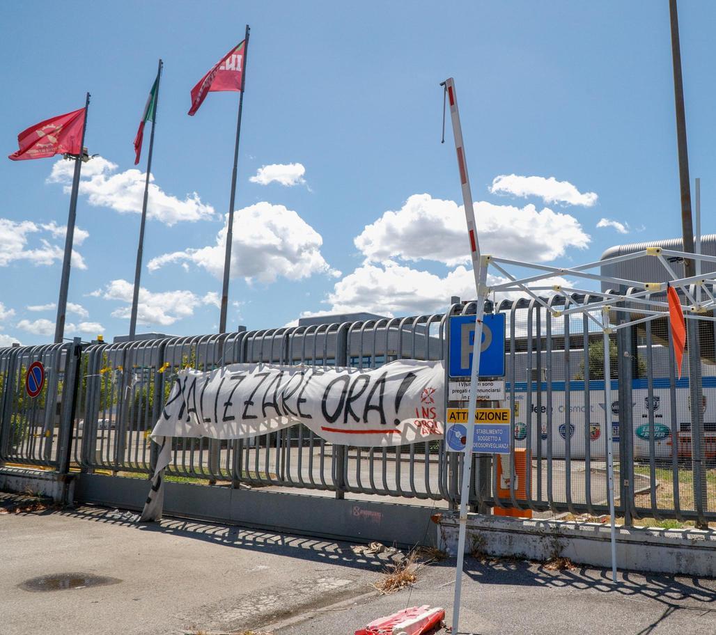https://www.lanazione.it/image-service/view/acePublic/alias/contentid/NjViMDlhYjgtNDM1Yi00/0/ex-gkn-i-ribelli-si-liberi-lo-stabilimento-e-da-gambelli-monito-a-politica-e-proprieta.jpeg
