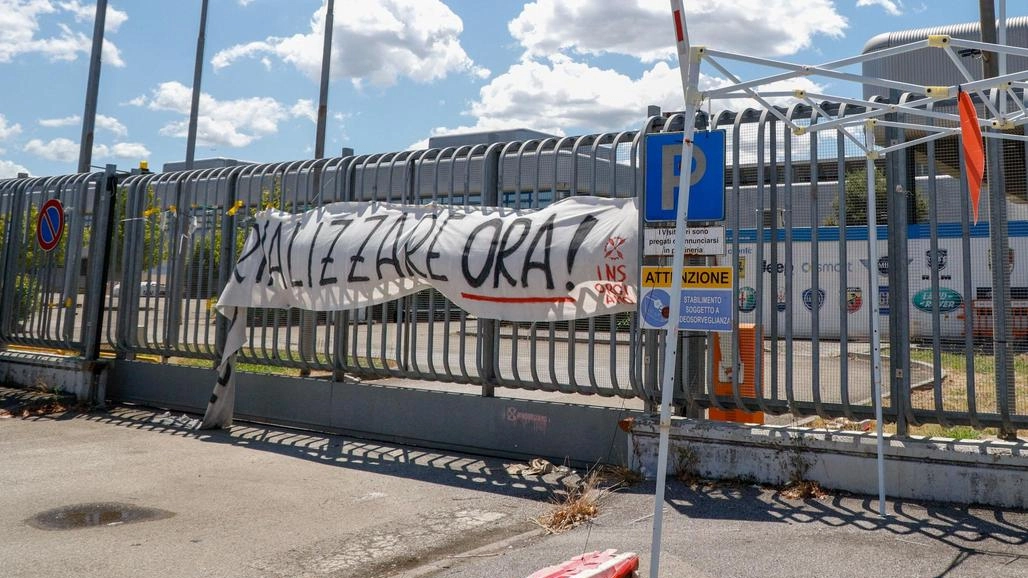 I lavoratori Qf: "Noi tutelati solo se il sito viene messo sotto custodia dal tribunale" I lavoratori Qf: "Noi tutelati solo se il sito viene messo sotto custodia dal tribunale"
