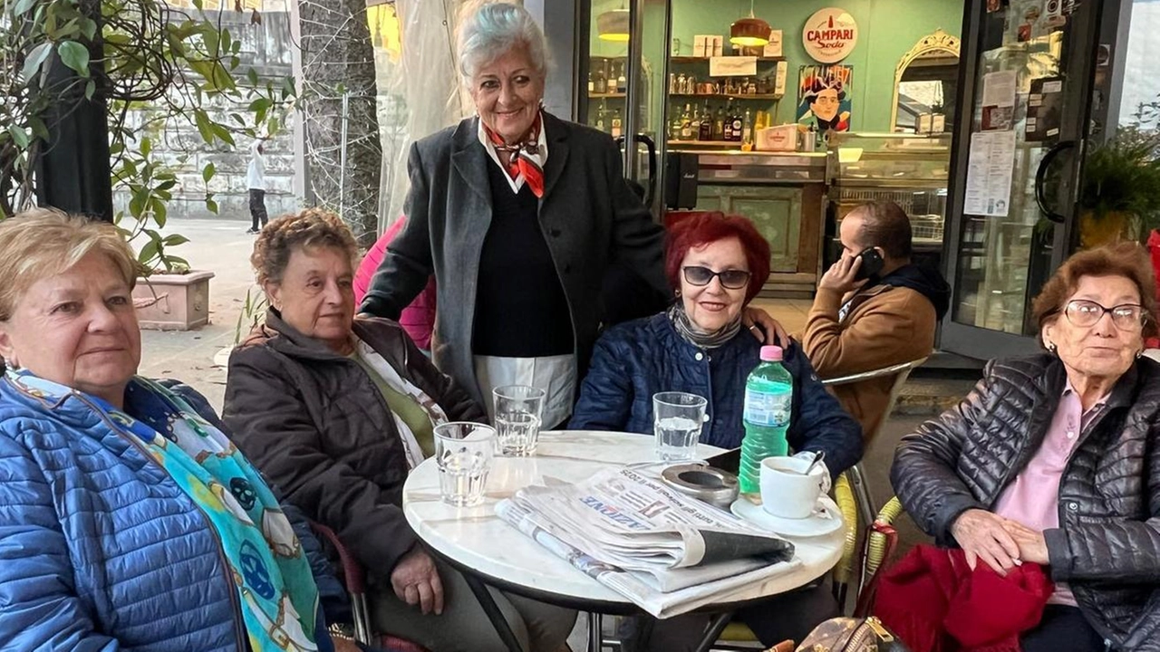 Gli avventori del Gramsci Caffè che reclamano a gran voce che la luce nel centro cittadino non venga spenta. Nei prossimi giorni il bando per la gestione Gli avventori del Gramsci Caffè che reclamano a gran voce che la luce nel centro cittadino non venga spenta. Nei prossimi giorni il bando per la gestione