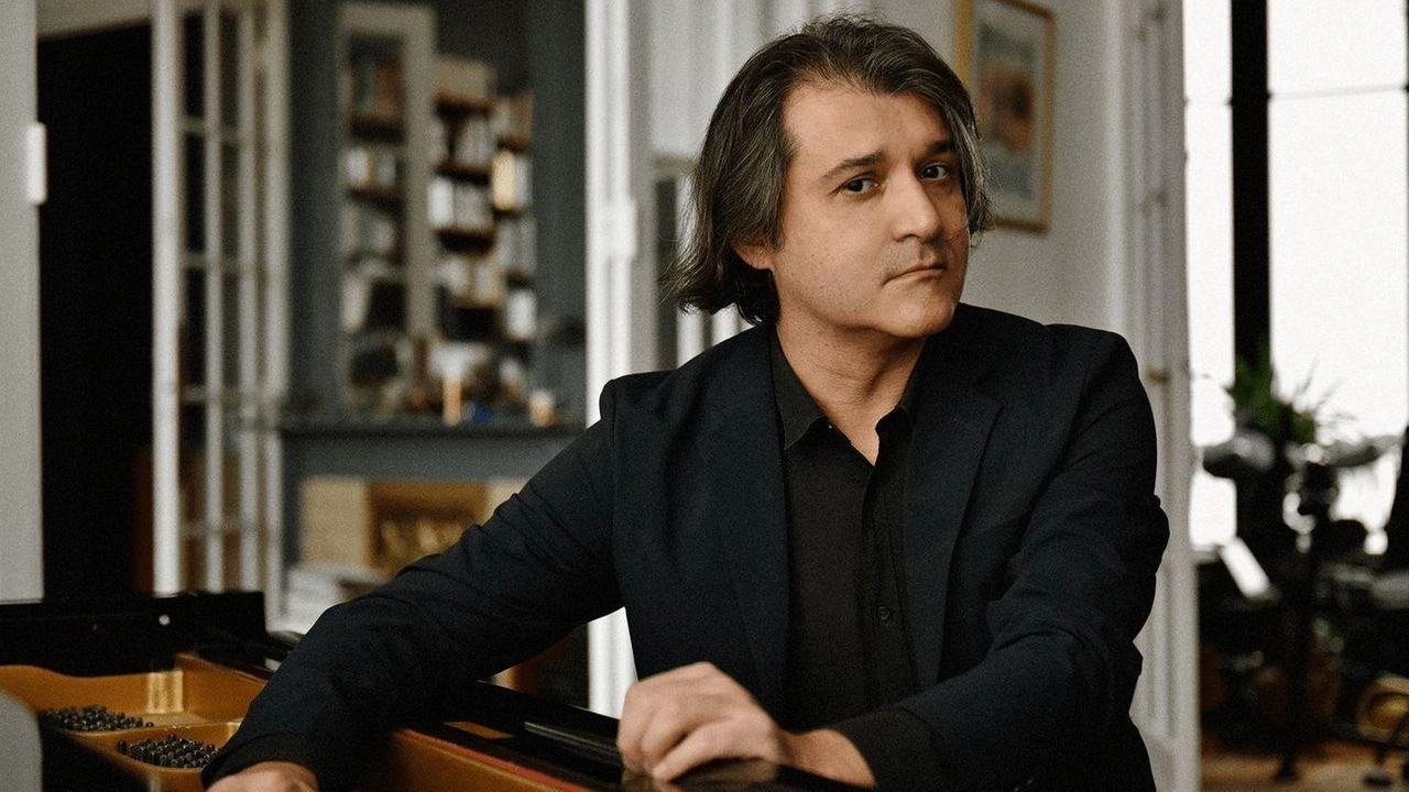 Pianista tra i più ascoltati del momento, Maxence Cyrin è l’atteso protagonista. del concerto di chiusura di “See you sun“ a Todi Pianista tra i più ascoltati del momento, Maxence Cyrin è l’atteso protagonista. del concerto di chiusura di “See you sun“ a Todi