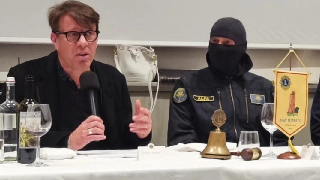 Il nostro cronista Carlo Baroni con il Comandante Alfa Il nostro cronista Carlo Baroni con il Comandante Alfa