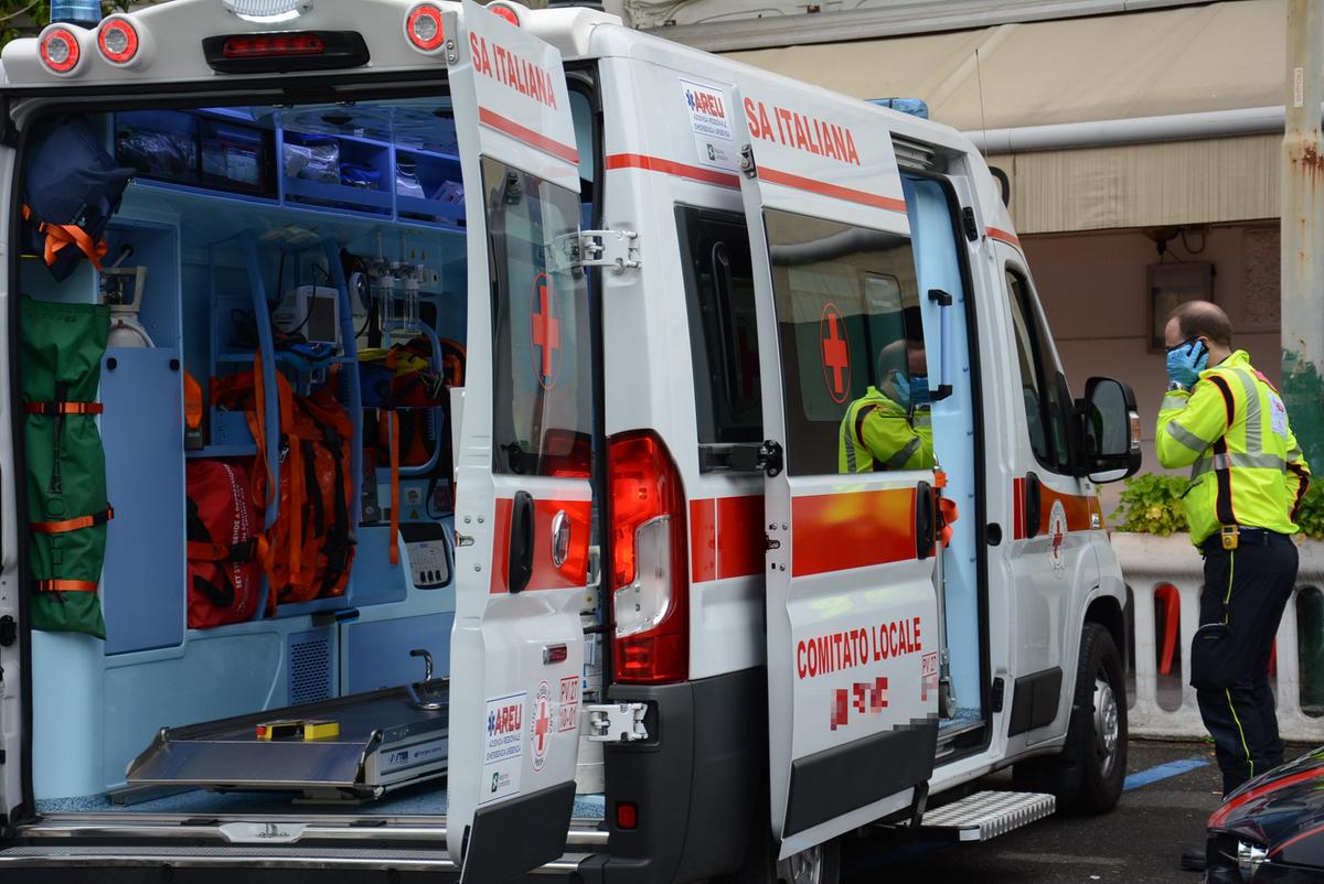 https://www.lanazione.it/image-service/view/acePublic/alias/contentid/NjVjNWIyZDUtZjgzOS00/0/l-uomo-e-stato-trasportato-in-ospedale-in-condizioni-molto-gravi-foto-di-repertorio.jpeg?f=1.91:1&w=1200