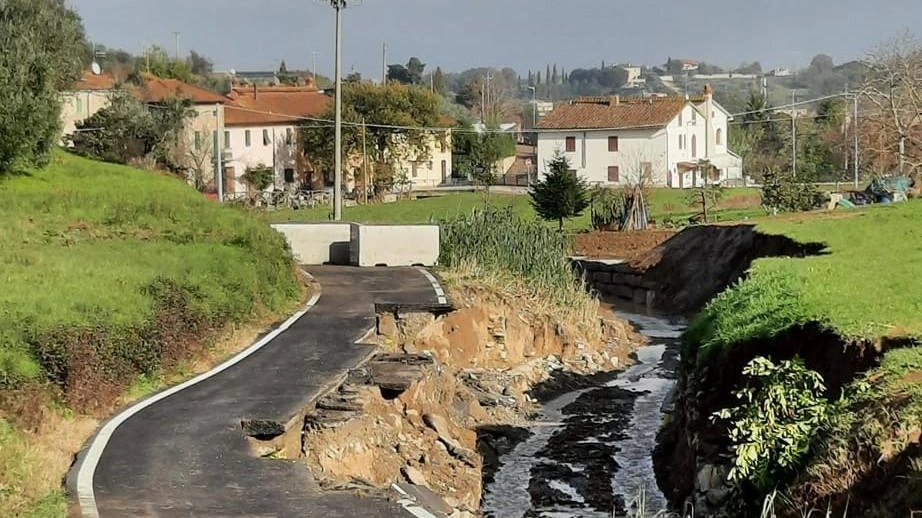 Via Lunga o Riacci è stata chiusa dai giorni successivi allo scorso 2 novembre e ora si aspetta il progetto e i lavori Via Lunga o Riacci è stata chiusa dai giorni successivi allo scorso 2 novembre e ora si aspetta il progetto e i lavori