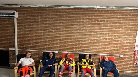 Un momento di relax per la squadra di soccorritori prima di riprendere il loro lavoro dopo il maltempo Un momento di relax per la squadra di soccorritori prima di riprendere il loro lavoro dopo il maltempo