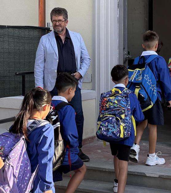 nuova scuola dopo ritardi e proteste la prima campanella 232 con il sorriso