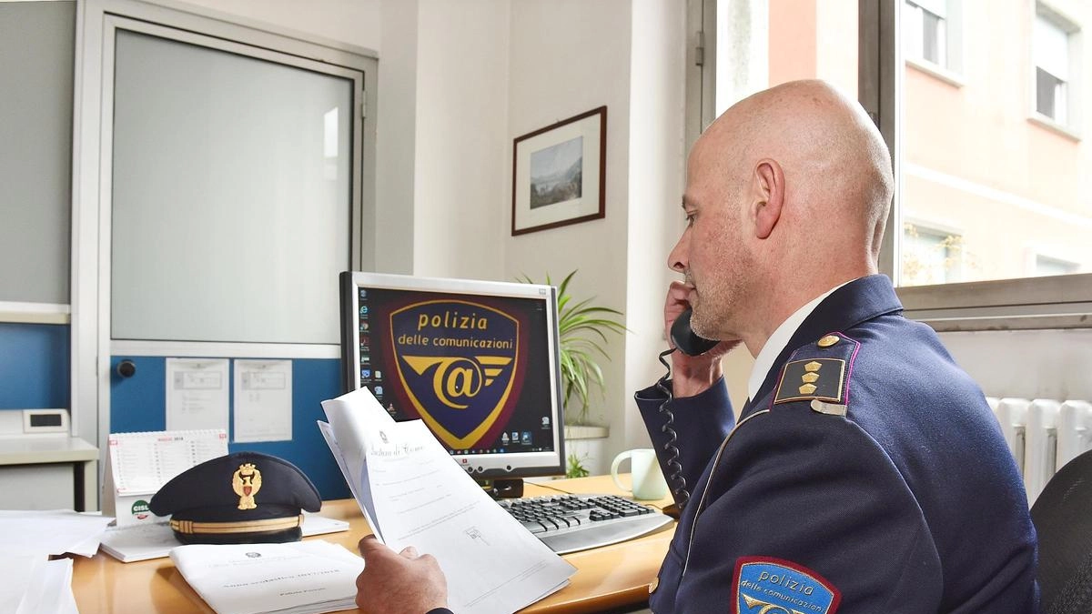 Indaga anche la polizia postale Indaga anche la polizia postale