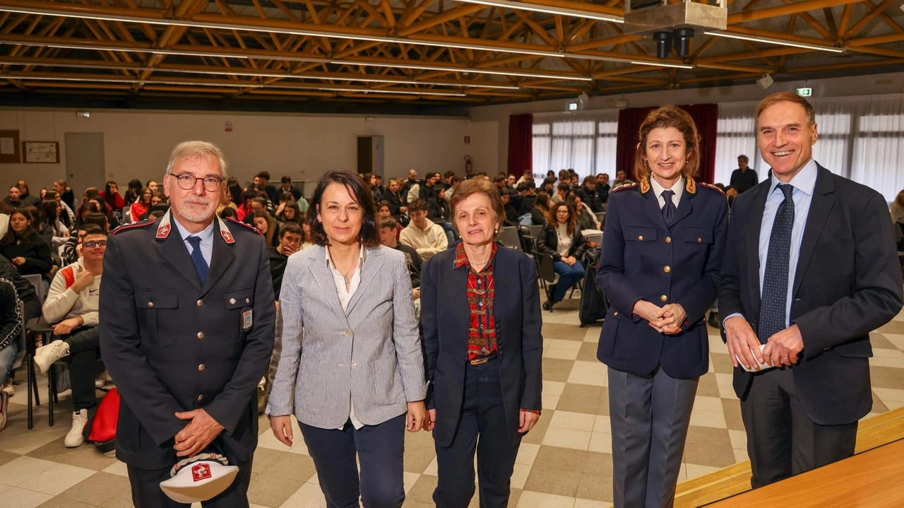 All’incontro: il questore Lamparelli, la dirigente Papa,. la preside Addabbo; la sindaca Sereni, gli assessori Poli e Vignozzi, il comandante. municipale, Mastursi. All’incontro: il questore Lamparelli, la dirigente Papa,. la preside Addabbo; la sindaca Sereni, gli assessori Poli e Vignozzi, il comandante. municipale, Mastursi.