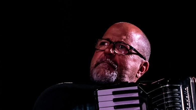 Il Pin a La Spezia ospita l'Aria Calda Fest con live musicali e dj set gratuiti. Stasera Fisarmony Trio e Avogadro Dr. Samba, domani Magic Jazz Quintet e spettacolo per famiglie. Prossimi giorni festival di musica elettronica 'Le Moules House'. Contattare per info e prenotazioni. Il Pin a La Spezia ospita l'Aria Calda Fest con live musicali e dj set gratuiti. Stasera Fisarmony Trio e Avogadro Dr. Samba, domani Magic Jazz Quintet e spettacolo per famiglie. Prossimi giorni festival di musica elettronica 'Le Moules House'. Contattare per info e prenotazioni.
