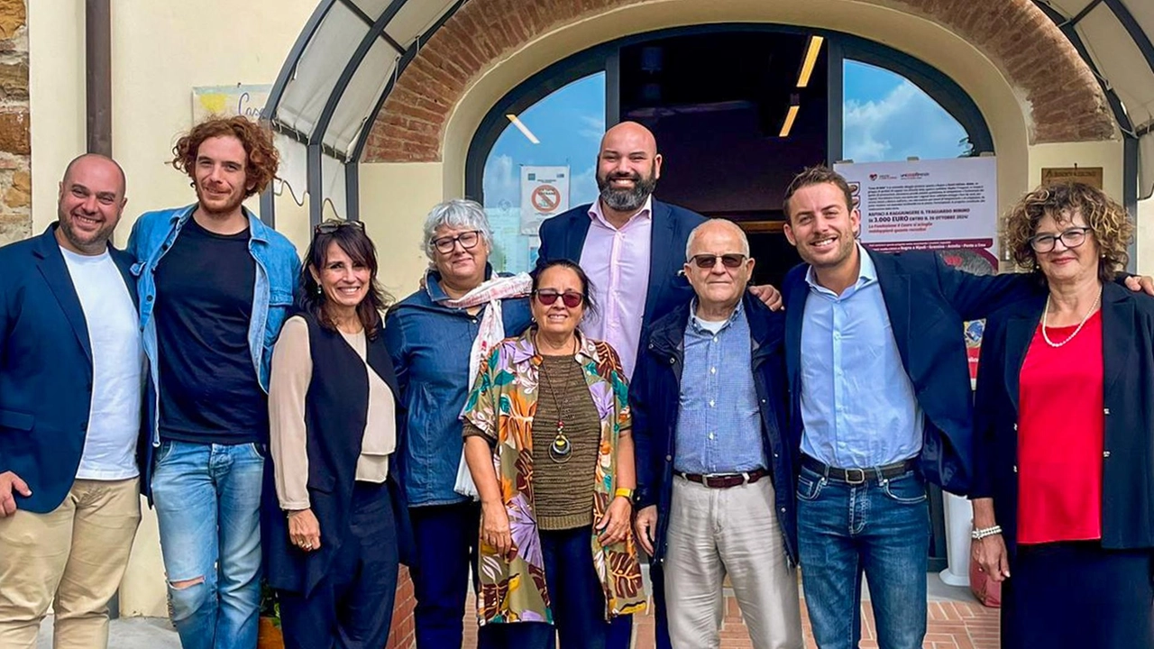 Il sindaco Pignotti insieme ai promotori dell’iniziativa di inserimento lavorativo Il sindaco Pignotti insieme ai promotori dell’iniziativa di inserimento lavorativo
