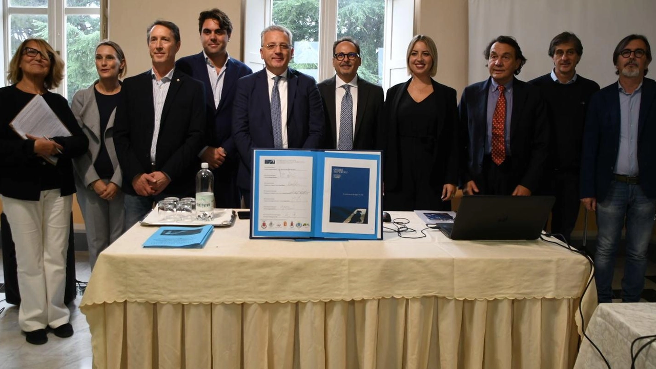 I firmatari dell’accordo «Ombre imperiali – La presenza napoleonica tra Liguria e Toscana» (Foto di Paola Nizza) I firmatari dell’accordo «Ombre imperiali – La presenza napoleonica tra Liguria e Toscana» (Foto di Paola Nizza)