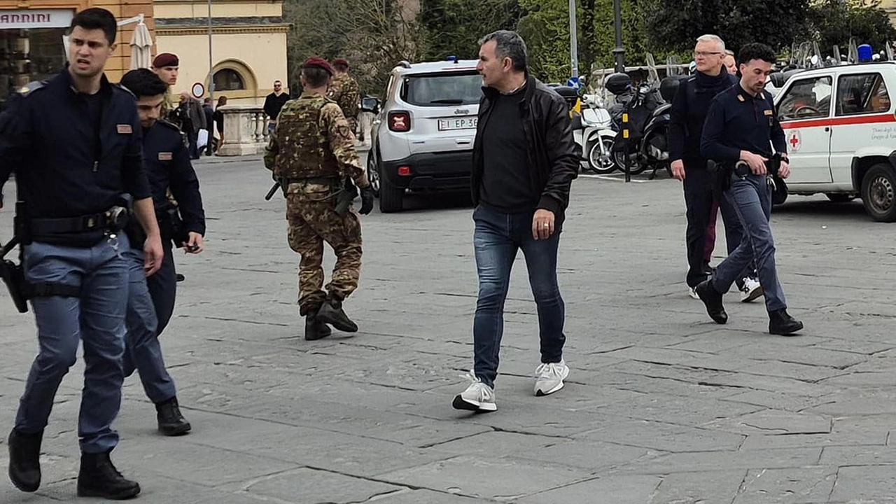 Parla l’uomo che dalla finestra dell’ufficio ha notato i giovanissimi armeggiare su uno scooter "Quando li ho redarguiti hanno risposto ’scendi giù che ti aspettiamo’. Sembravano minorenni".