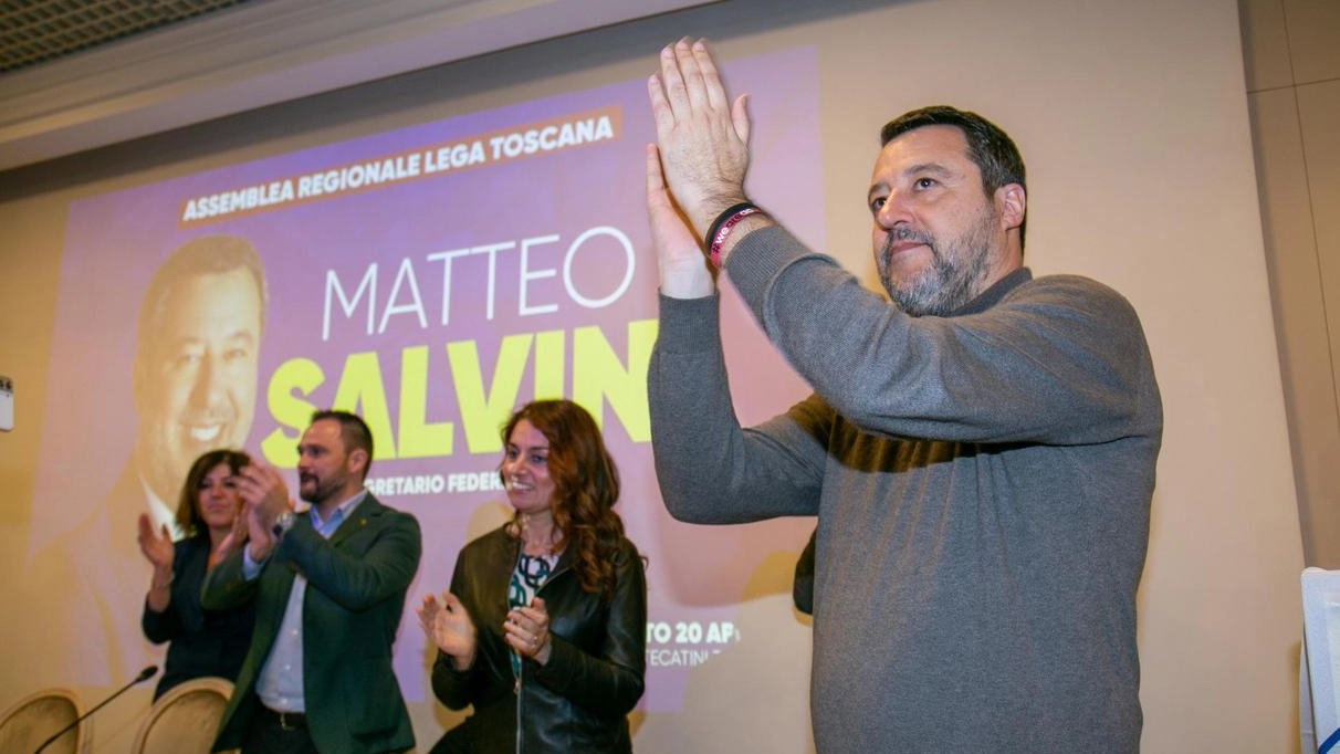 Salvini a ruota libera: "Meno ospiti indesiderati e più uomini in divisa"