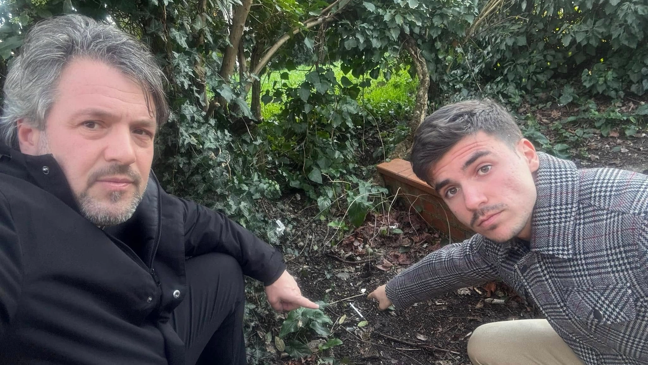 Gian Paolo Quercetani e Giovanni Azzarelli mostrano la siringa rinvenuta ai margini del vialetto che da via De Gasperi porta all’Era Gian Paolo Quercetani e Giovanni Azzarelli mostrano la siringa rinvenuta ai margini del vialetto che da via De Gasperi porta all’Era