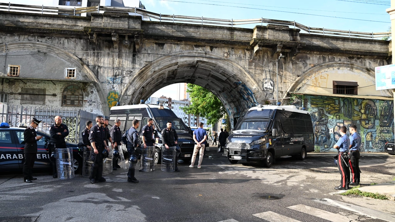 Sgomberato il Leoncavallo: polizia nello storico centro sociale di Milano dopo 31 anni e 133 avvisi di sfratto / 
