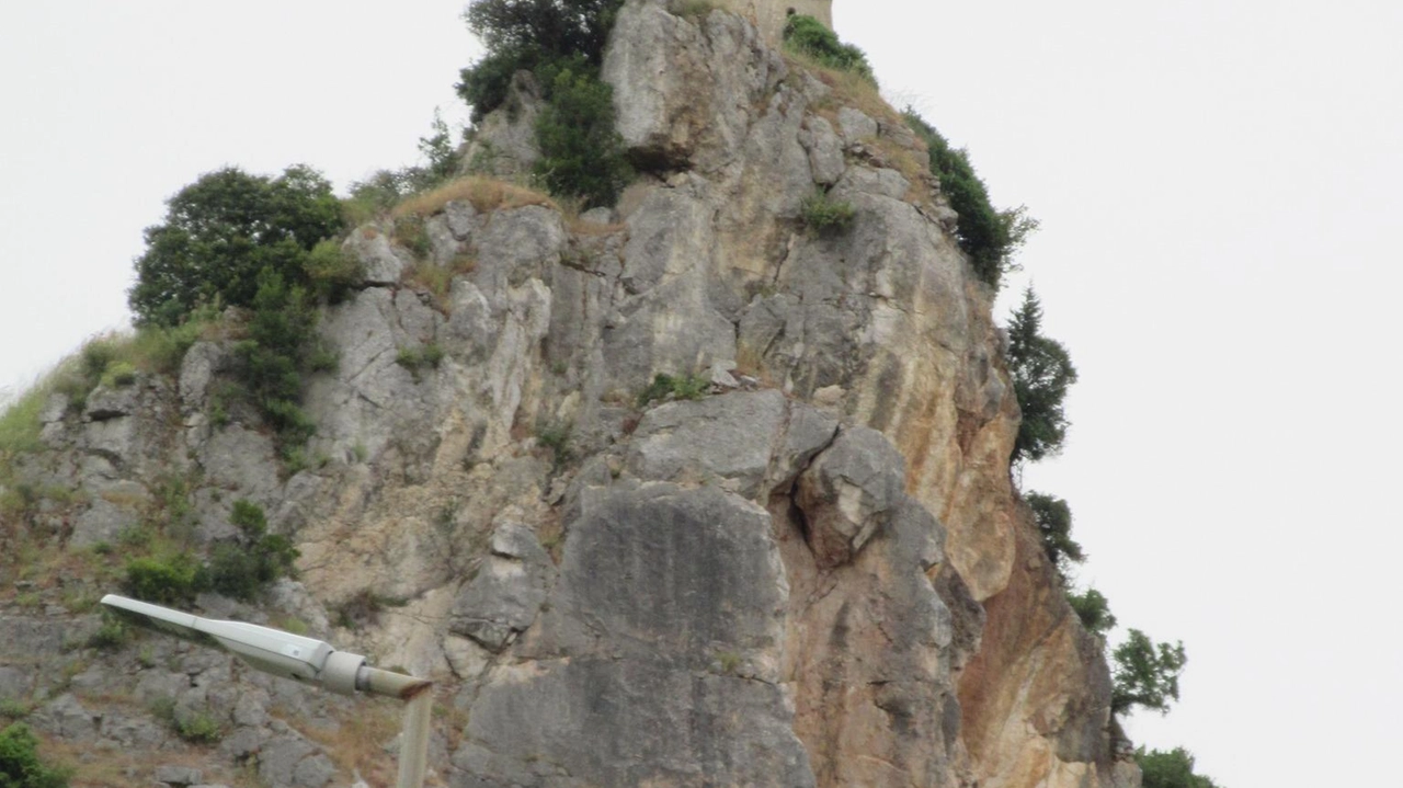La torre di Caprona, detta. anche torre degli Upezzinghi: quella arrivata fino a noi è una riproduzione ottocentesca dell’originale, conosciuta e. nominata anche nella Divina Commedia