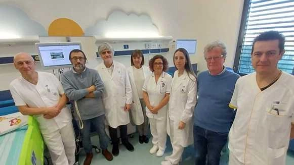 L’equipe dell’ospedale San Jacopo di Pistoia e alcuni esponenti della Fondazione Caript L’equipe dell’ospedale San Jacopo di Pistoia e alcuni esponenti della Fondazione Caript