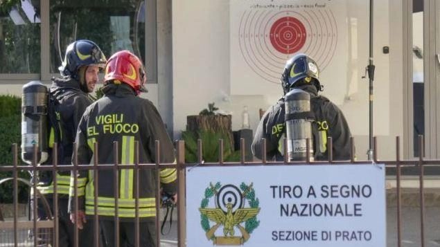I pompieri davanti al poligono di tiro. il giorno del tragico rogo costato la vita a due persone (foto Attalmi) I pompieri davanti al poligono di tiro. il giorno del tragico rogo costato la vita a due persone (foto Attalmi)