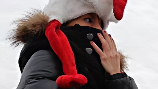 Nella foto d’archivio una ragazza tutta “imbacuccata“ tra piumino e cappello