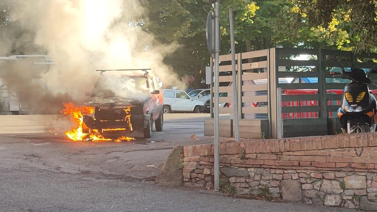Paura nel tardo pomeriggio di ieri per una macchina che ha preso fuoco, si trovava posteggiata fuori porta... Paura nel tardo pomeriggio di ieri per una macchina che ha preso fuoco, si trovava posteggiata fuori porta...
