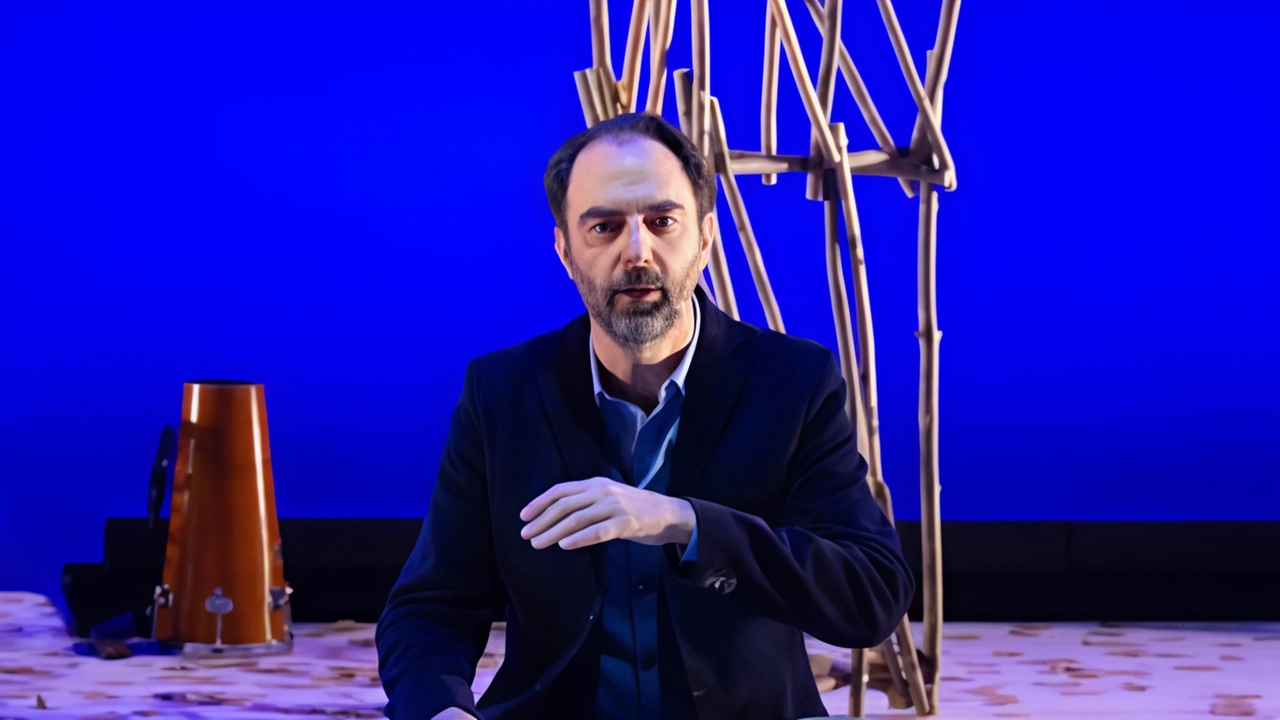 Neri Marcorè in una scena de. «La buona novella», che sabato alle 21 porterà sul palco del Moderno. Prima, alle 15.30 e alle 18.15, sarà nella sala Tirreno di Follonica Neri Marcorè in una scena de. «La buona novella», che sabato alle 21 porterà sul palco del Moderno. Prima, alle 15.30 e alle 18.15, sarà nella sala Tirreno di Follonica