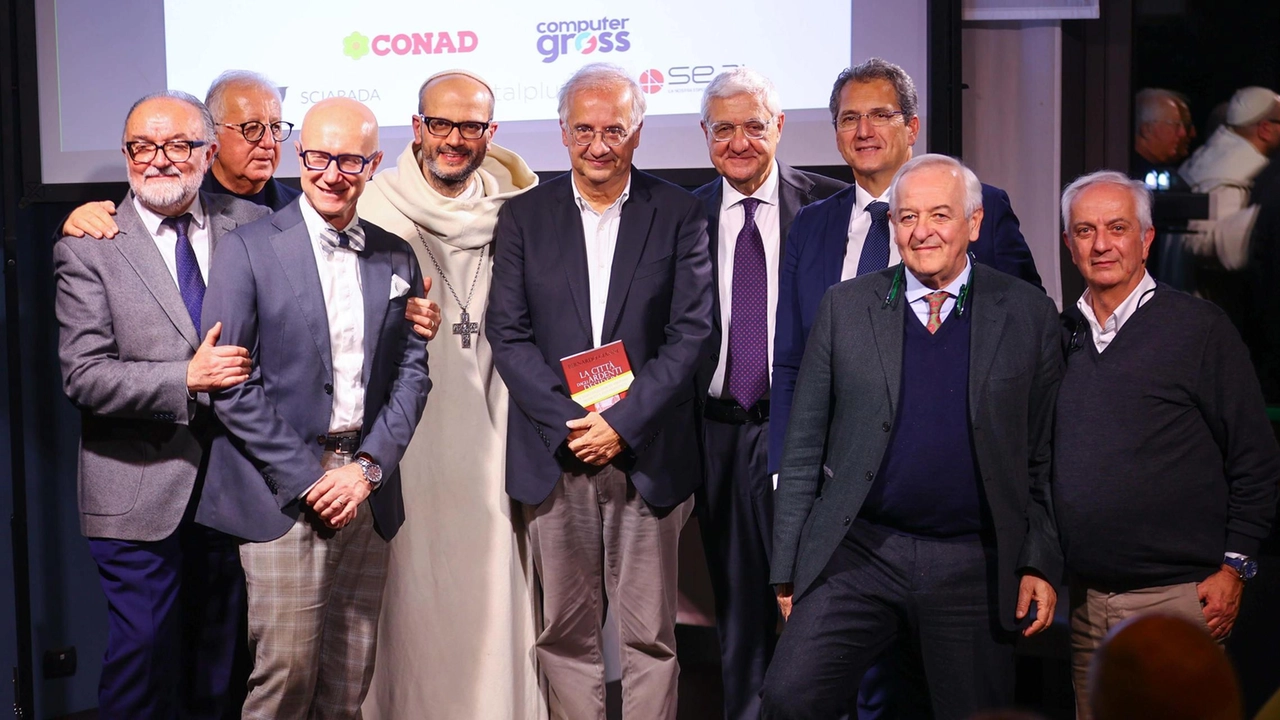 Veltroni presenta il libro su Berlinguer, riflettendo sul suo impatto politico e il compromesso storico. Veltroni presenta il libro su Berlinguer, riflettendo sul suo impatto politico e il compromesso storico.