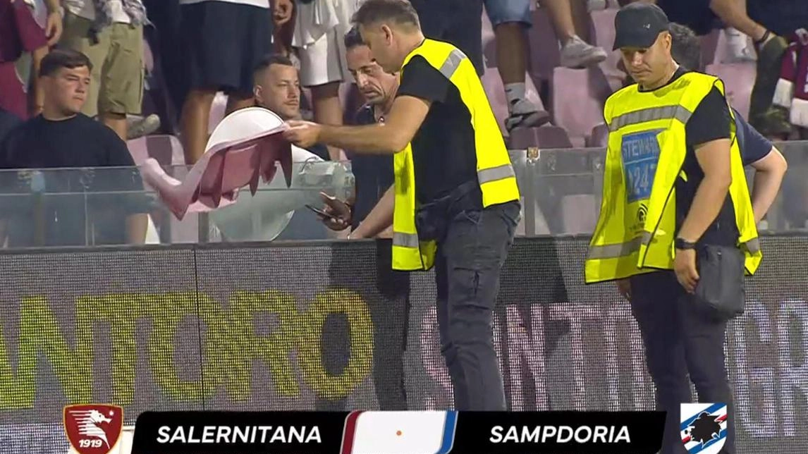 Fermo immagine dei seggiolini finiti in campo durante la gara Salernitana-Sampdoria Fermo immagine dei seggiolini finiti in campo durante la gara Salernitana-Sampdoria